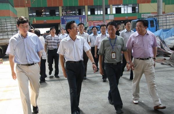 市委书记张金如视察市蔬菜果品批发交易市场